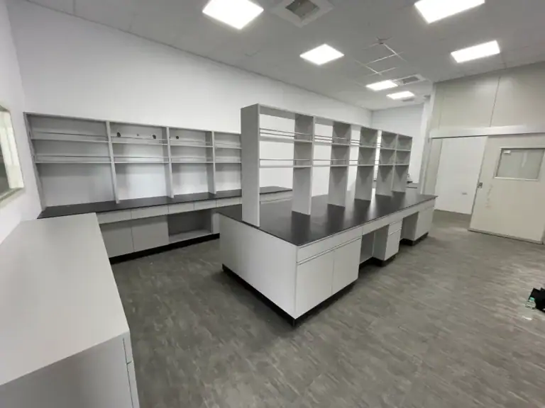廢電池再生化學材料業實驗室建置-中島實驗桌與壁面層架