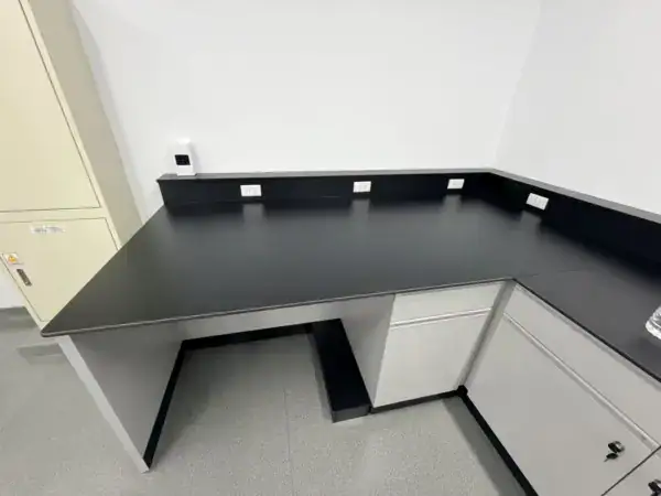 耀登科技實驗室規劃實績-L型轉角實驗桌與後擋板插座