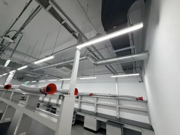耀登科技實驗室規劃實績-天花排風管路與照明整合