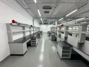 實驗室規劃實績:中島實驗桌、試藥架與萬向排煙罩的整合配置