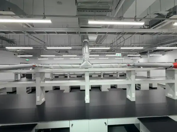 實驗室規劃建置實績:試藥架結構與排風主管路的界面整合