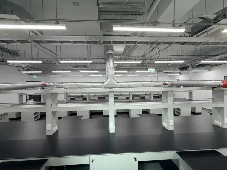實驗室規劃建置實績:試藥架結構與排風主管路的界面整合