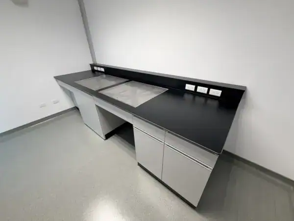 耀登科技實驗室規劃實績-洗滌區實驗桌與滴水架全景