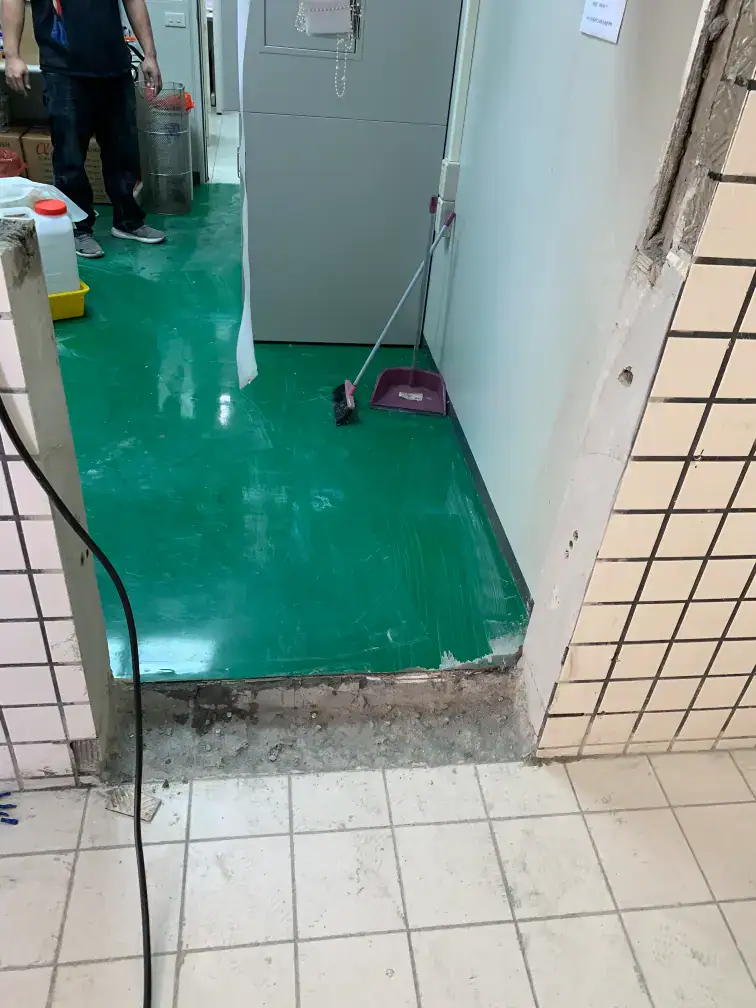 P2實驗室(BSL-2)規劃設計與建置 P2 實驗室環氧樹脂無縫地坪與原磁磚地交界施工