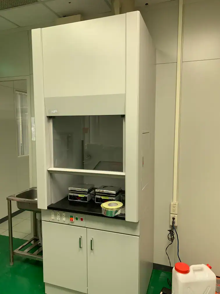 P2實驗室(BSL-2)規劃設計與建置 P2 實驗室完工後的抽氣櫃與庫板隔間、不鏽鋼水槽