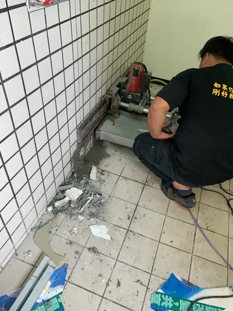 P2實驗室(BSL-2)規劃設計與建置 舊空間改建 P2 實驗室的拆除階段,磁磚牆面與地坪打除