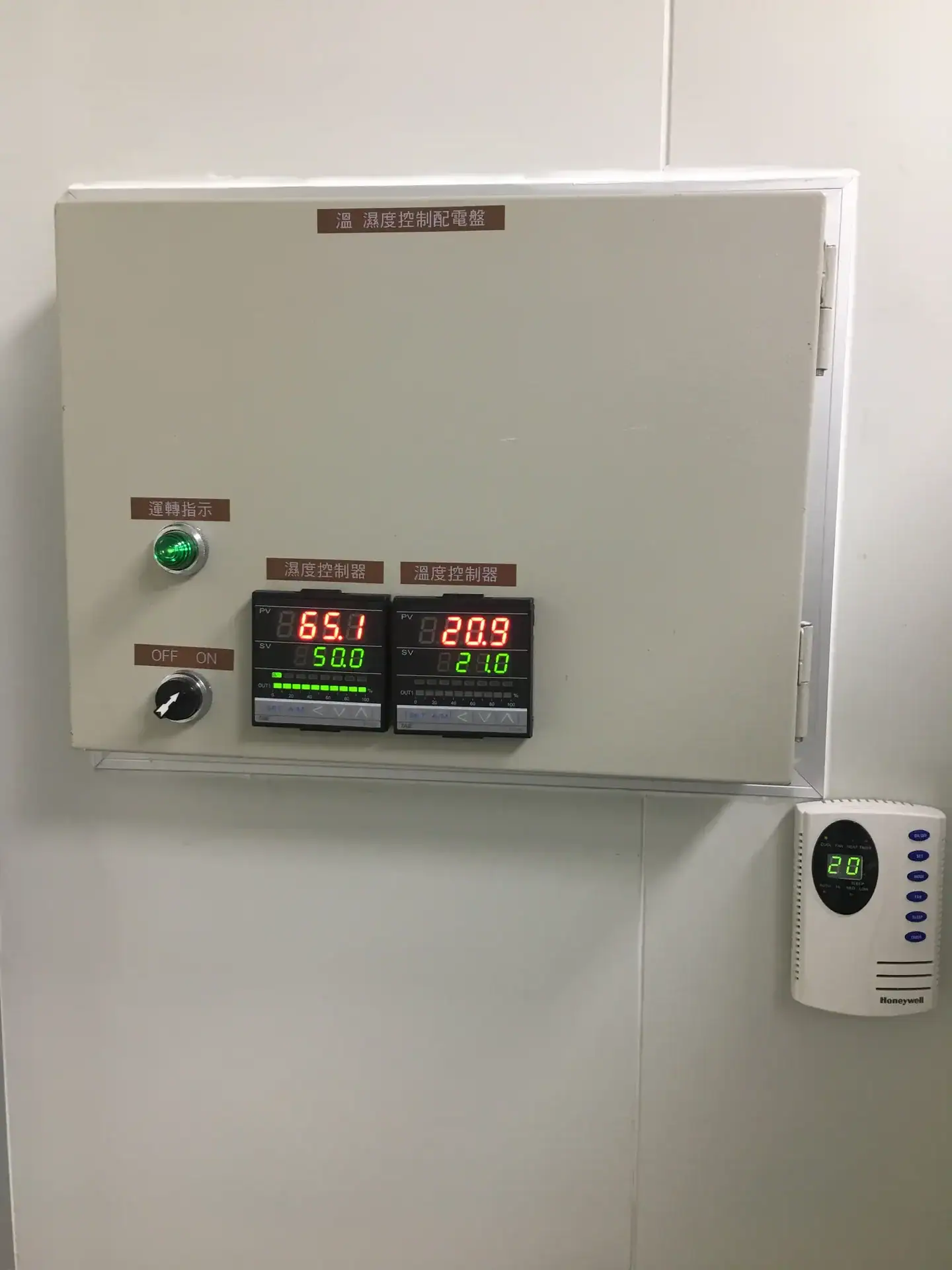 P2實驗室(BSL-2)規劃設計與建置 貴重儀器室溫濕度控制配電盤,溫度設定 21°C、濕度設定 50%RH