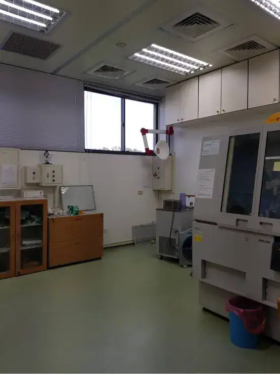 P2實驗室(BSL-2)規劃設計與建置 P2 實驗室完工實驗區,牆掛緊急沖淋洗眼器與無縫地坪
