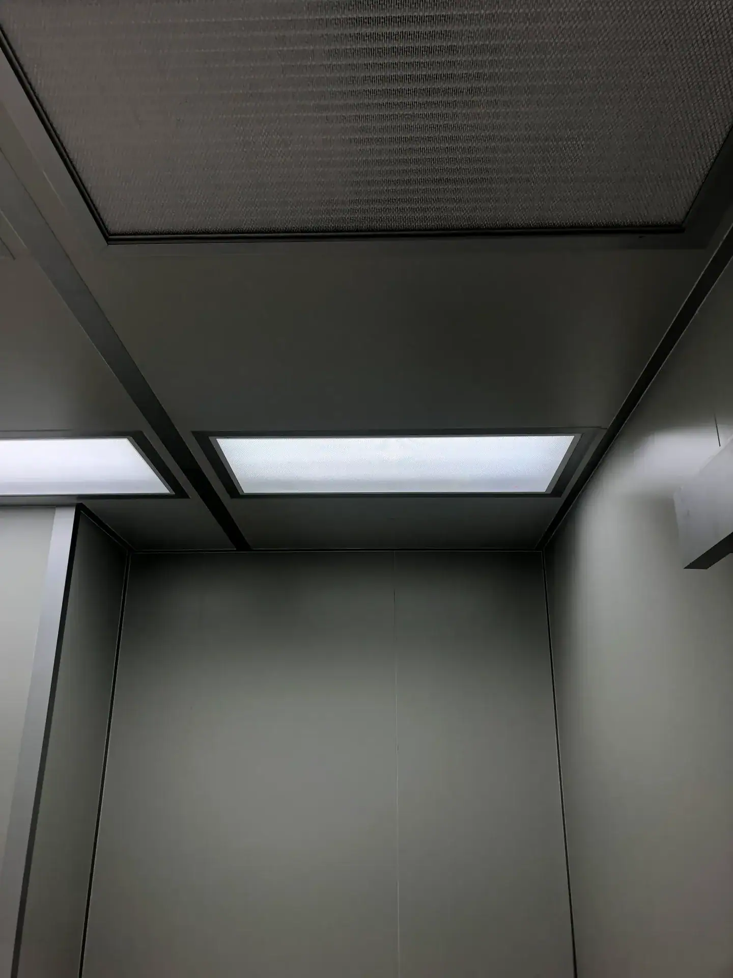 P2實驗室(BSL-2)規劃設計與建置 P2 實驗室庫板天花與過濾模組,接縫密封施工